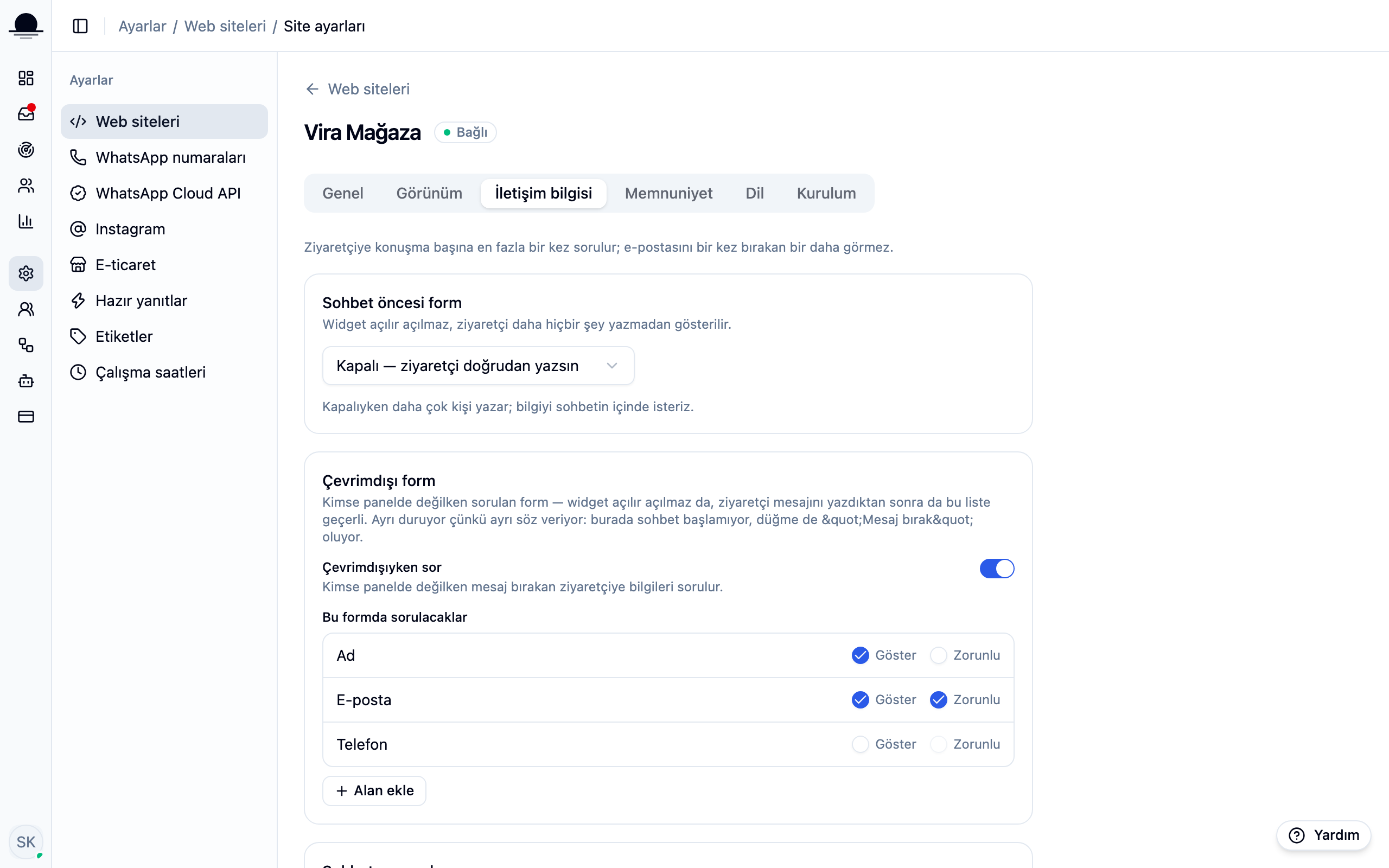 The Contact details tab in site settings: pre-chat form, offline form and the field list.