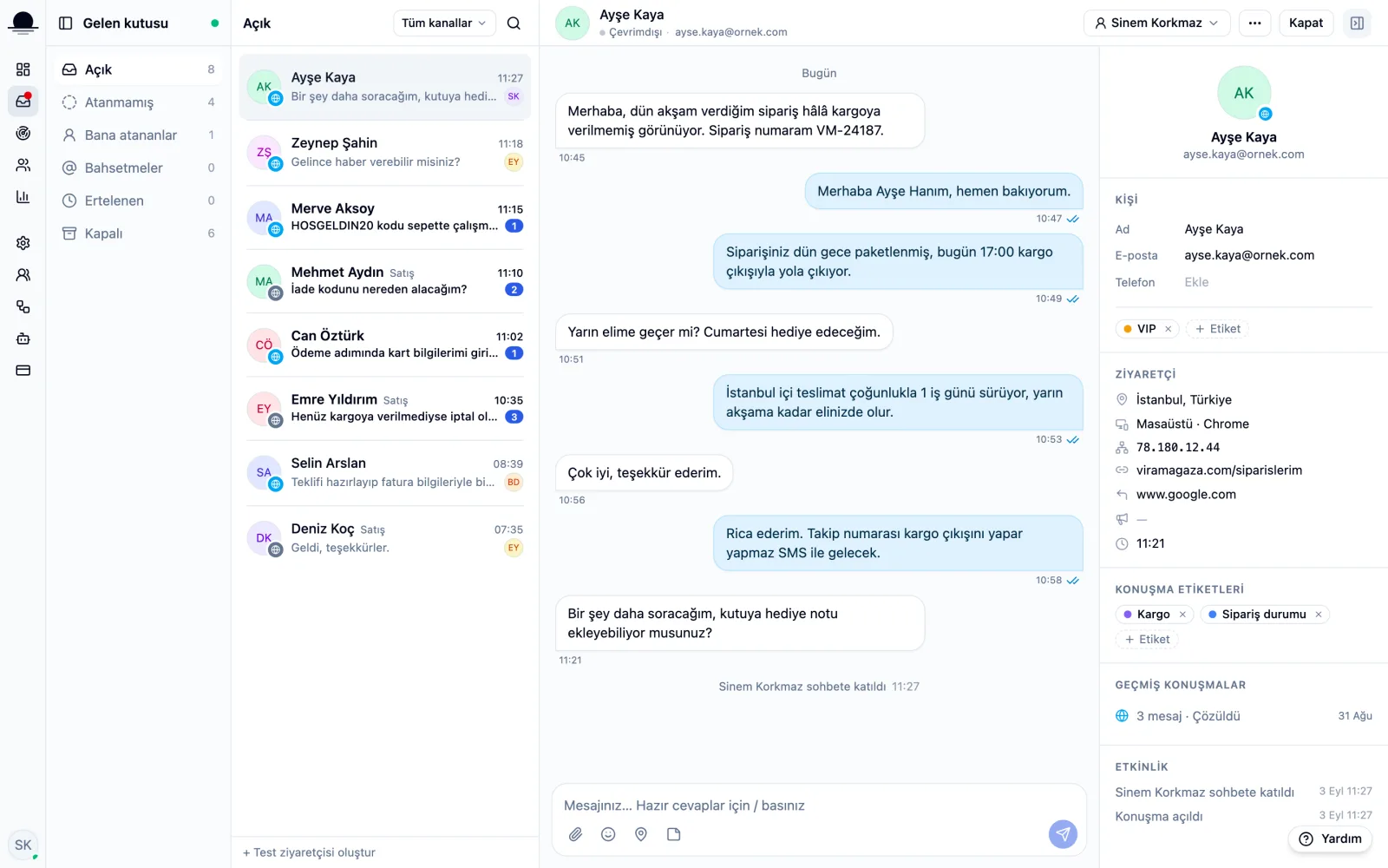 Lunachat gelen kutusu: solda konuşma listesi, ortada açık bir konuşma, sağda ziyaretçinin bulunduğu sayfa, şehri ve etiketleriyle kişi kartı.