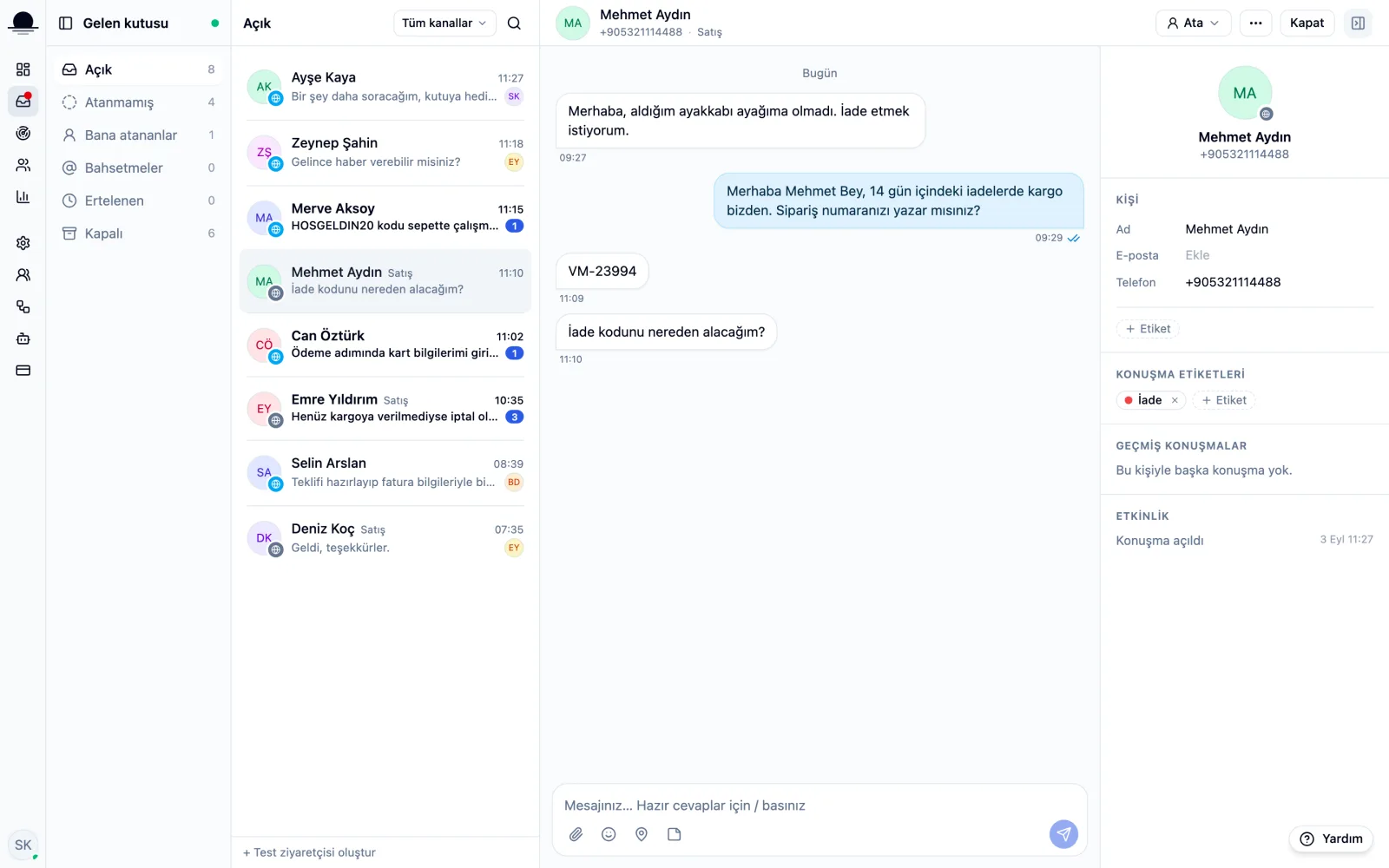 WhatsApp'tan gelen bir konuşma, sitedeki sohbetlerle aynı gelen kutusunda açık; yanında kişinin telefon numarası ve geçmiş konuşmaları.